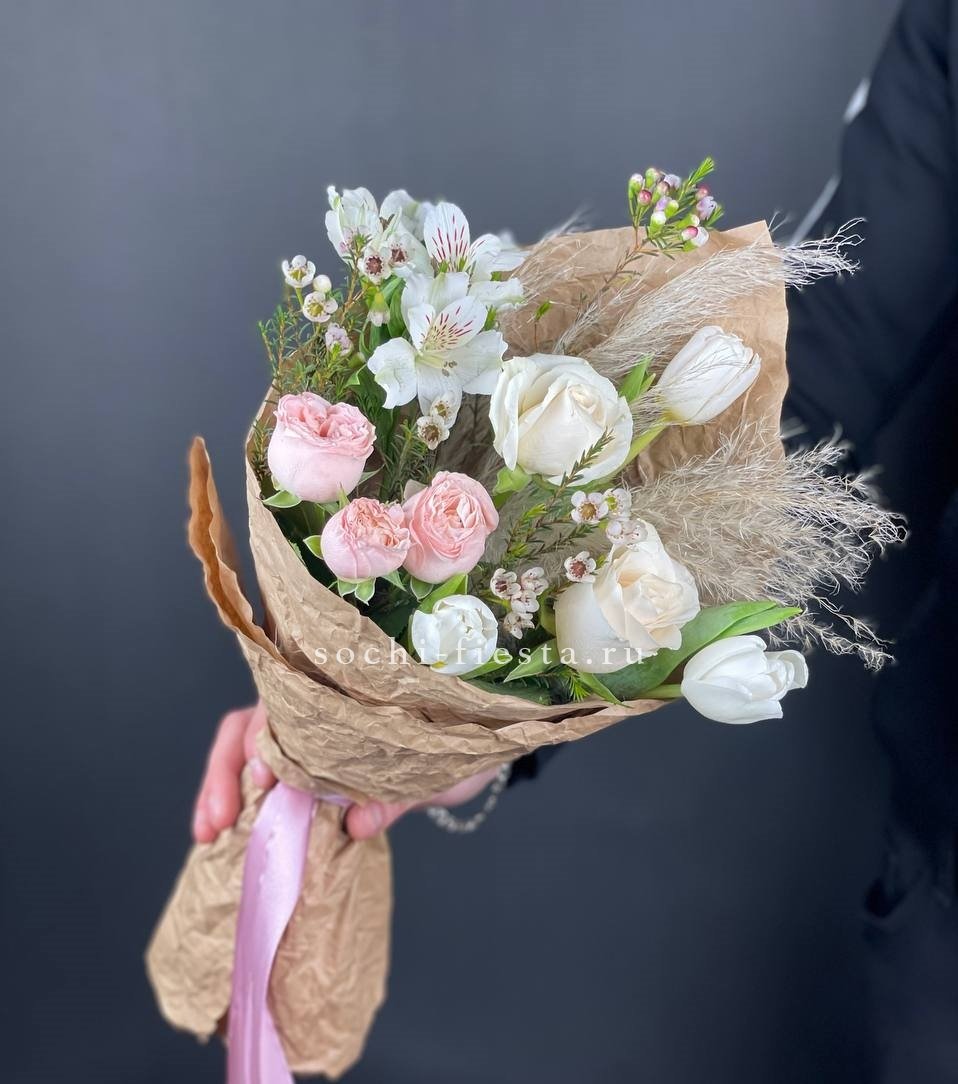 флористическое оформление корпоративного мероприятия в региональном городе с цветами на столах