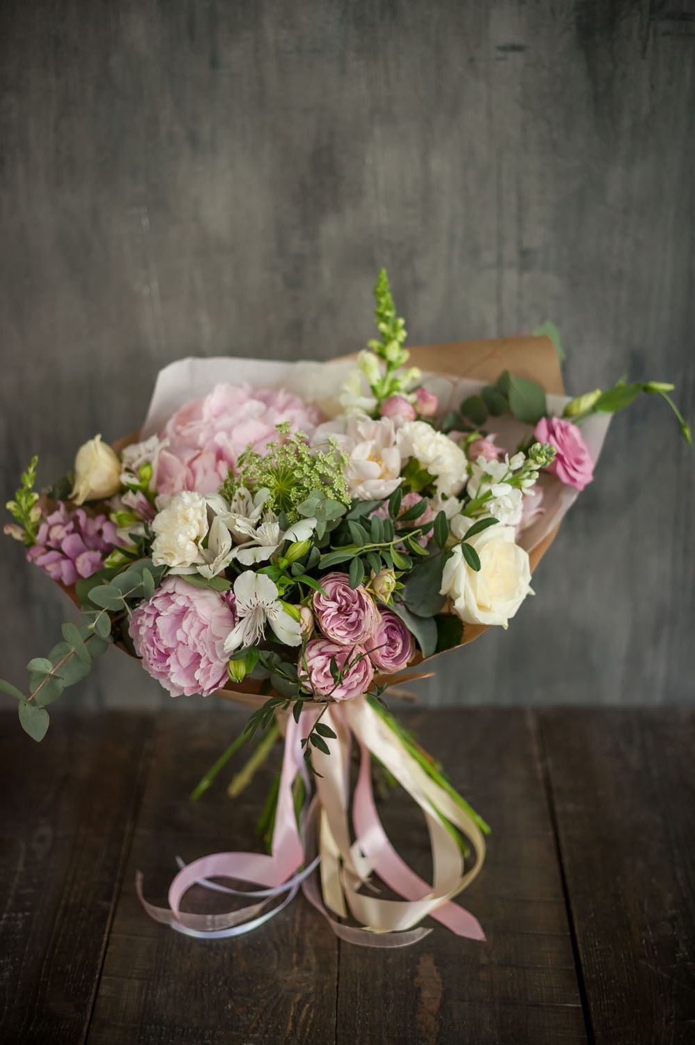 авторский сезонный букет из David Austin роз с нигеллой и эвкалиптом в нежно-розовой нюдовой гамме для подарка в региональном городе