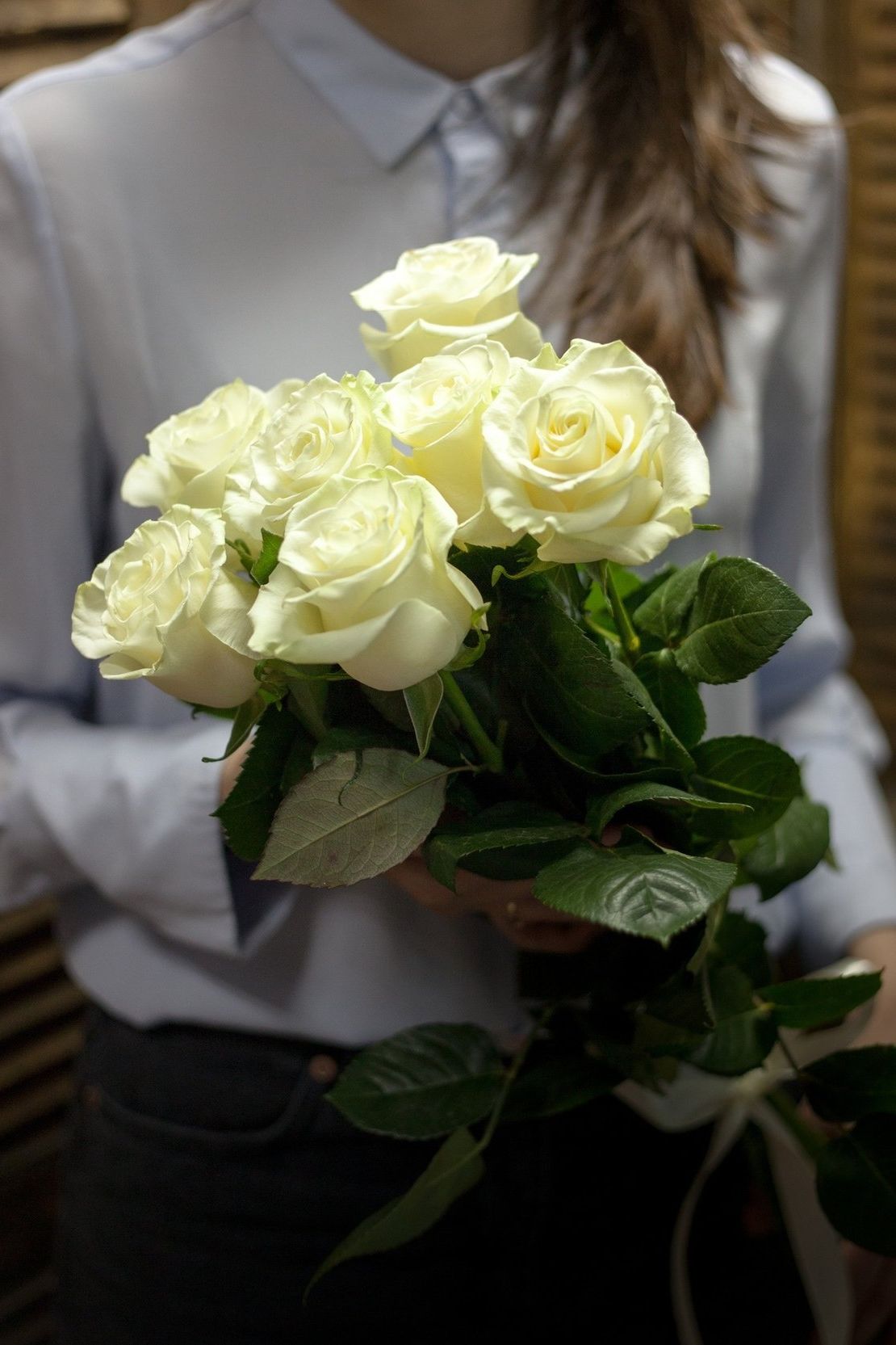 шляпная коробка с розами и гипсофилой для подарка в Новом Уренгое