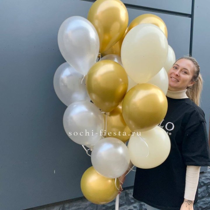 Облако шаров из белого и золотого оттенков в Новом Уренгое