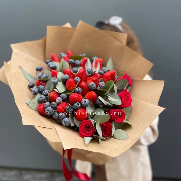 Клубника и голубика с цветами в Новом Уренгое