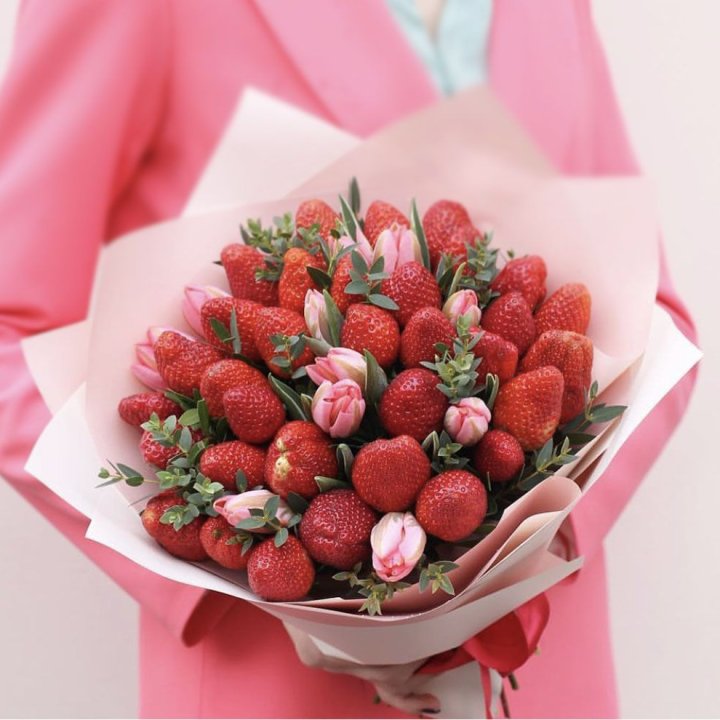 Тюльпаны и клубника в Новом Уренгое