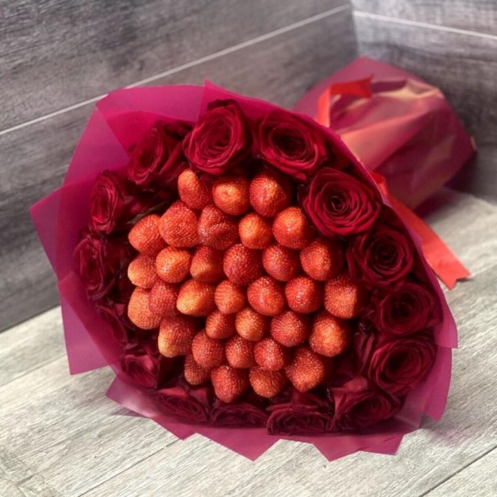 Клубничный букет с розами в Новом Уренгое