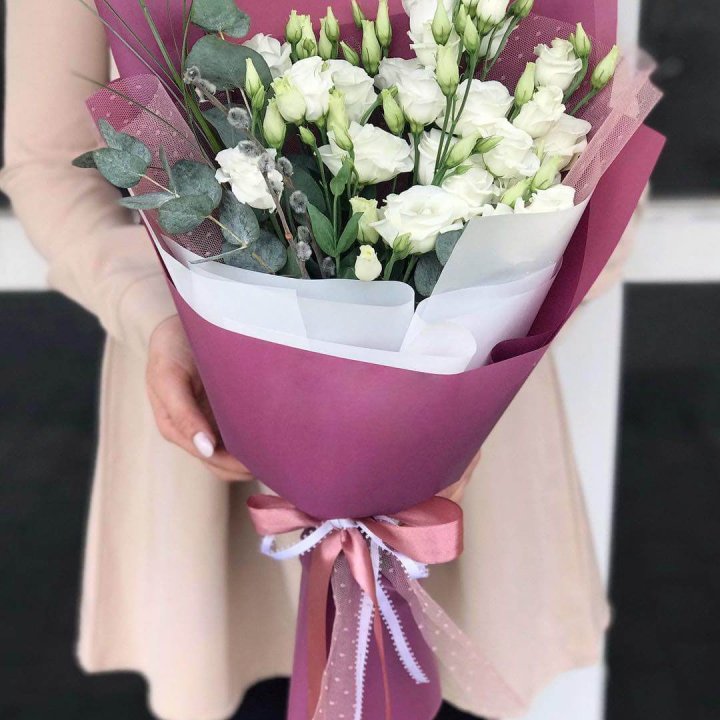 Эустомы с эвкалиптом в Новом Уренгое