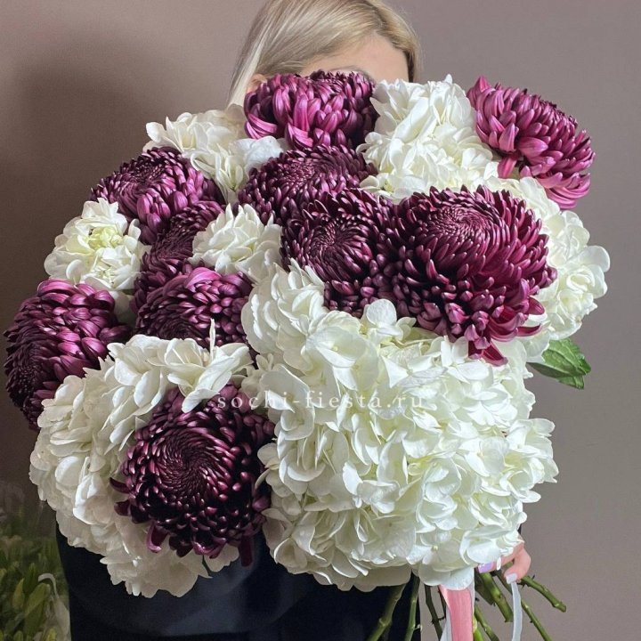 Охапка Бигуди и гортензий в Новом Уренгое