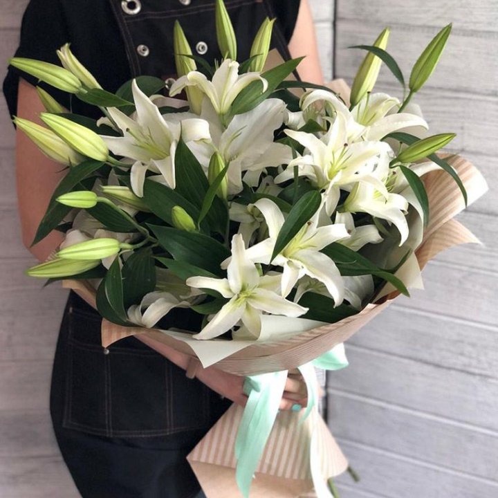 Букет белых лилий в Новом Уренгое