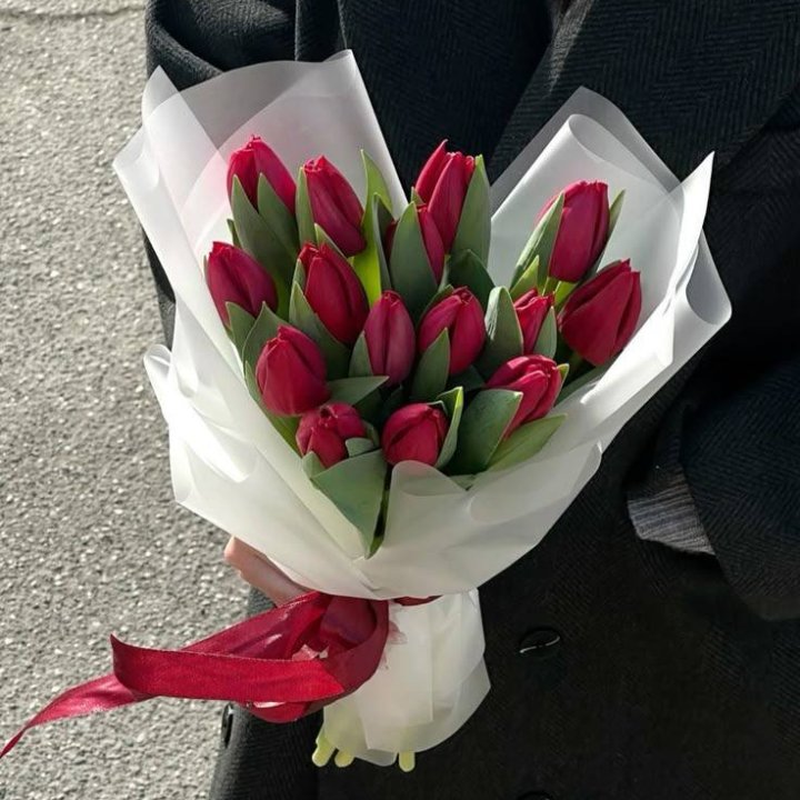 15 красных тюльпанов в Новом Уренгое