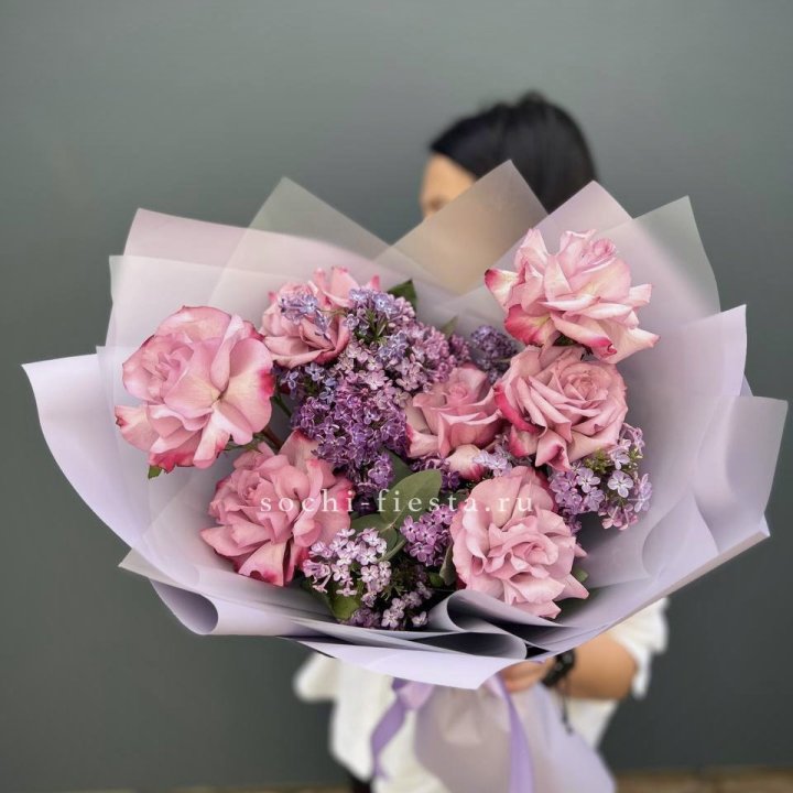 Букет из розовых роз и сирени в Новом Уренгое