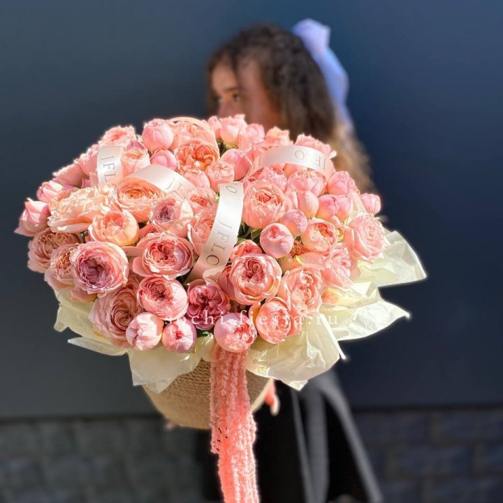 Кустовые розы Джульетта в джутовом кашпо в Новом Уренгое