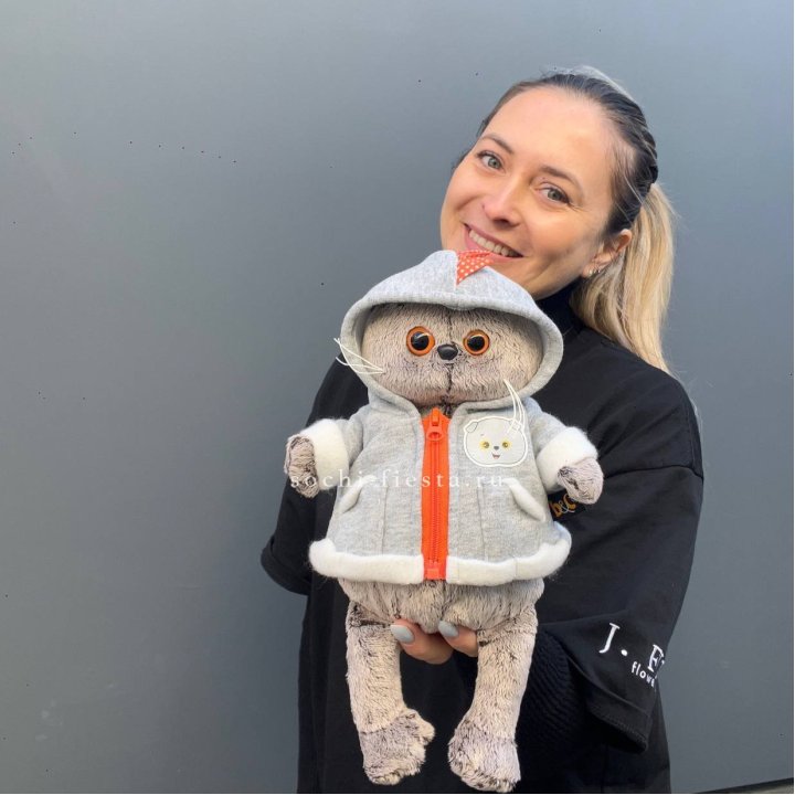 Кот Басик в толстовке в Новом Уренгое