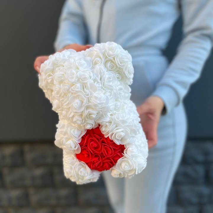 Медведь с красным седцем в Новом Уренгое