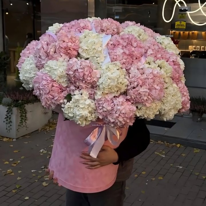 Дизайнерский цилиндр с гортензиями  в Новом Уренгое