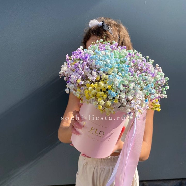 Радужные гипсофилы в шляпной коробке в Новом Уренгое
