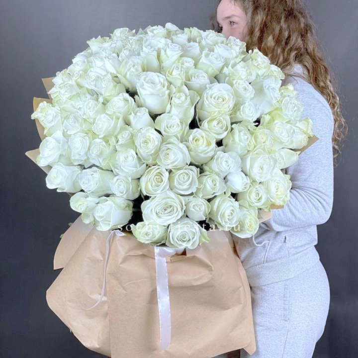 101 белая высокая импортная роза в Новом Уренгое