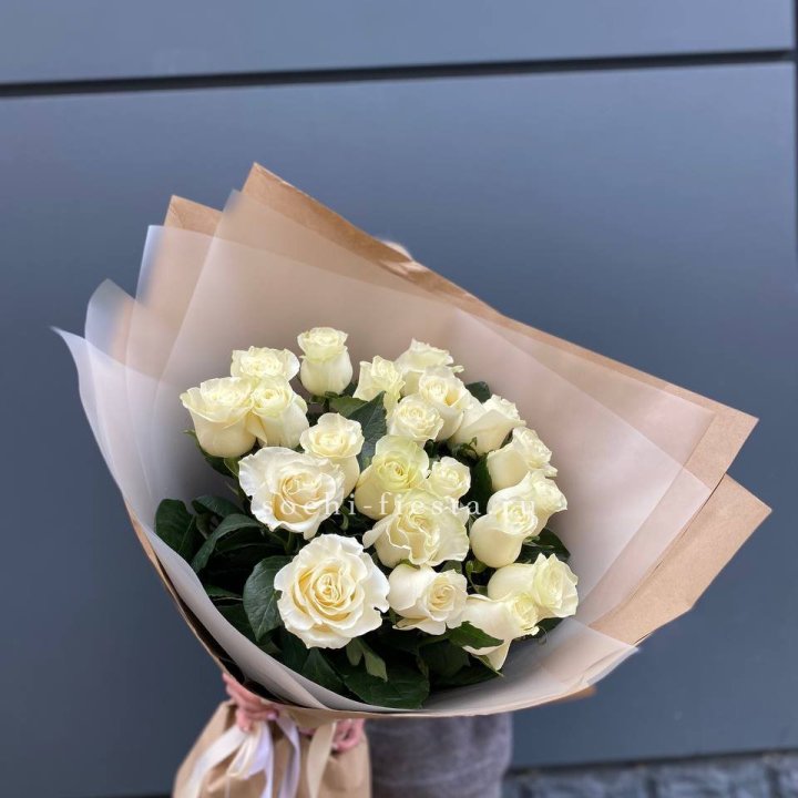  Букет  высоких белых роз   с доставкой в Новом Уренгое