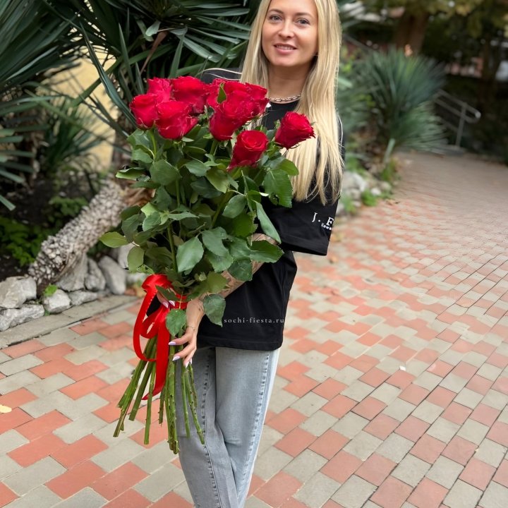 15 высоких красных роз в Новом Уренгое