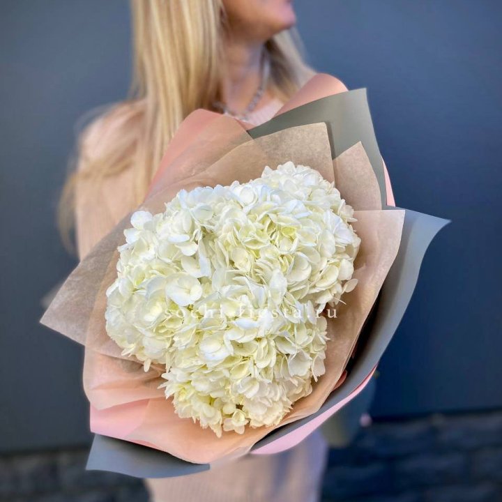 Букет из трёх белых гортензий в Новом Уренгое