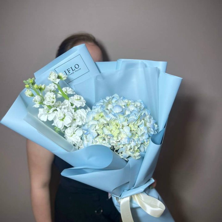 Гортензия голубая с маттиолой в Новом Уренгое