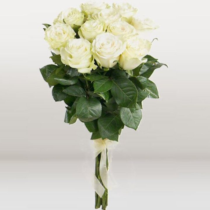11 белых голландских роз в Новом Уренгое