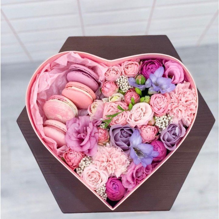 Бокс-сердце с макаронс  в Новом Уренгое