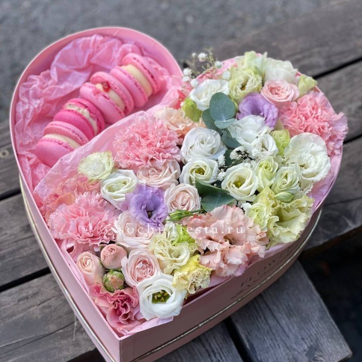 Бокс-сердце с макарон "Пинк" в Новом Уренгое