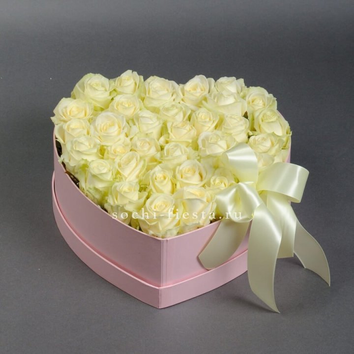 35 белых роз в коробке "Сердце" в Новом Уренгое