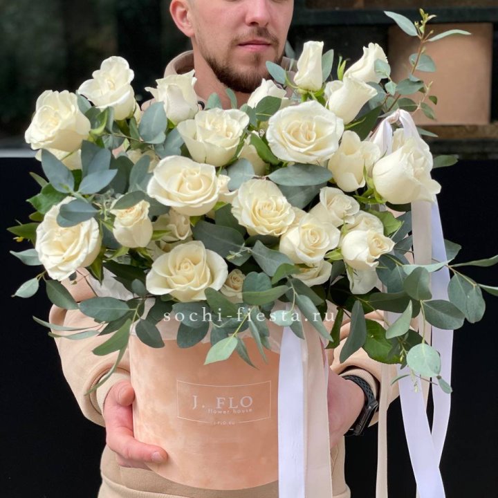 41 белая роз в бархатном боксе в Новом Уренгое