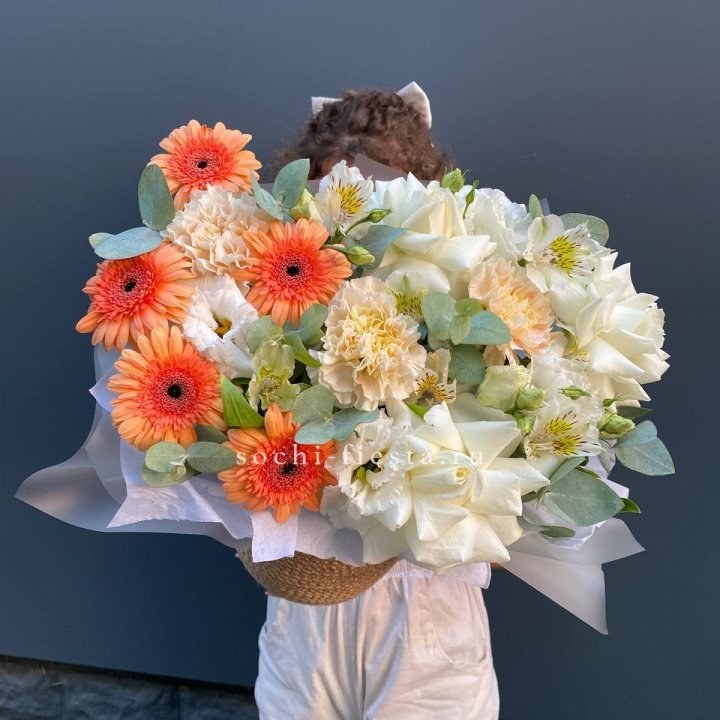 Розы и герберы в джутовом кашпо "Георгино" в Новом Уренгое