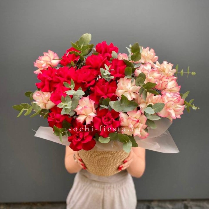 25 Французских роз в джутовом кашпо  в Новом Уренгое