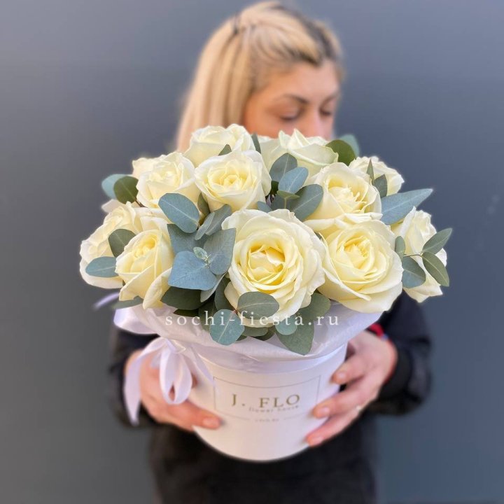 15 белых роз в боксе в Новом Уренгое