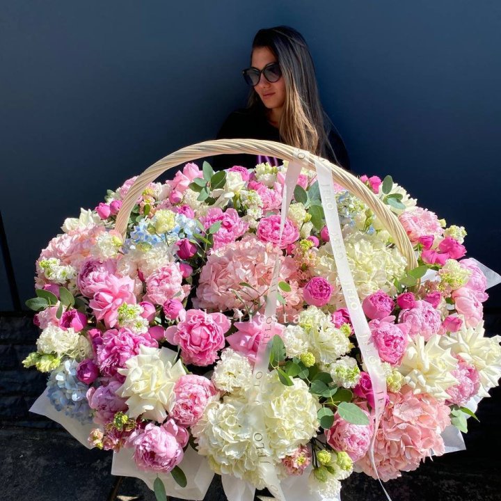 Цветочная корзина из пионов и пионовидных роз "Перфекте" в Новом Уренгое