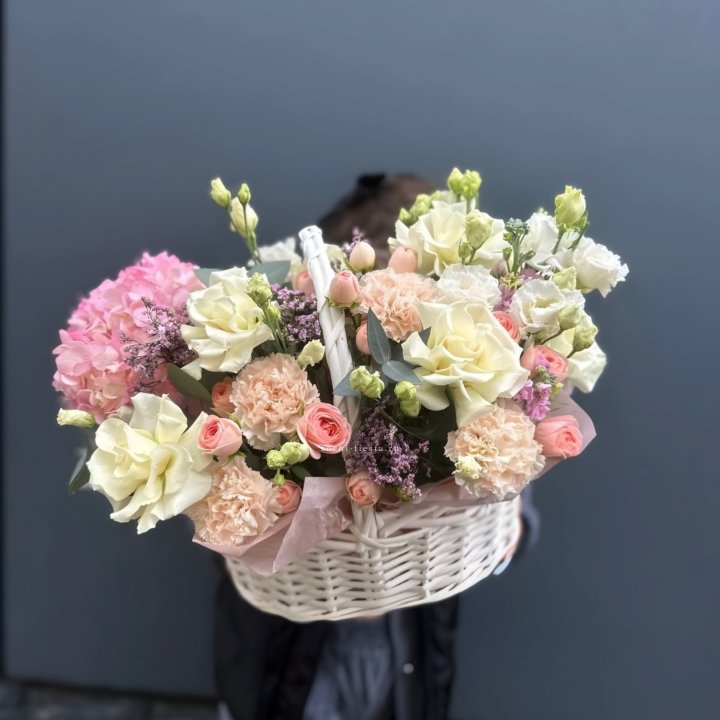 Цветочная корзина "Софтнес" в Новом Уренгое