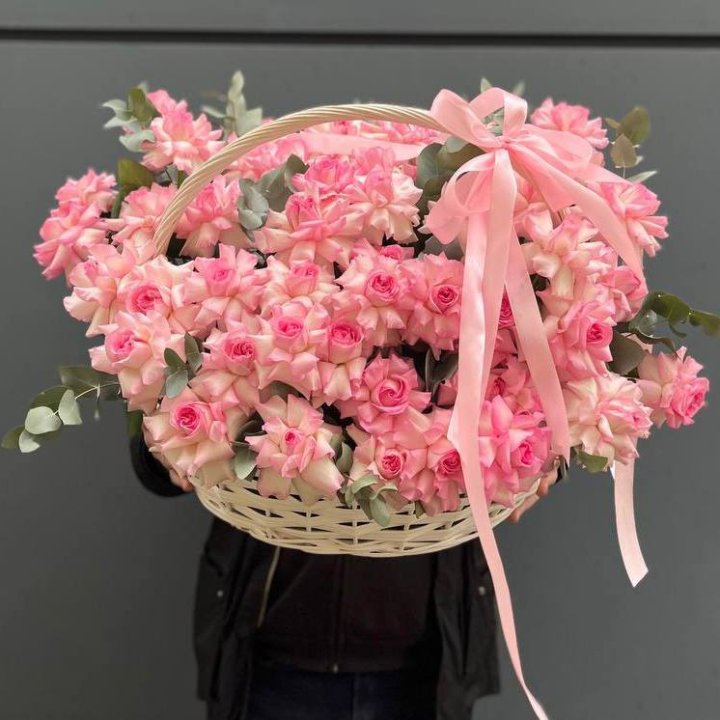 51 розовая роза в корзине в Новом Уренгое