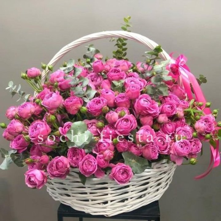 65 пионовидных кустовых роз в корзине в Новом Уренгое