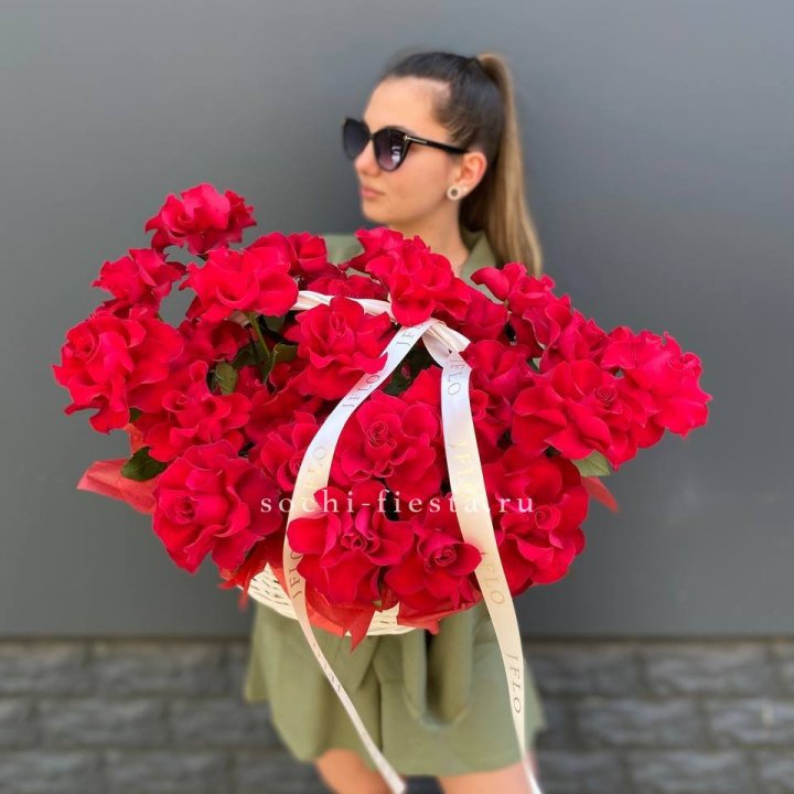 Красные французские розы в корзине в Новом Уренгое