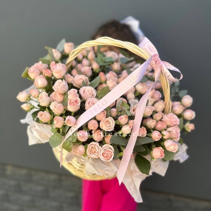 Корзина кустовых пионовидных роз в Новом Уренгое