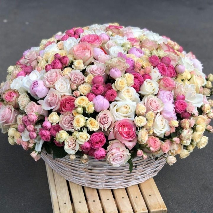 Цветочная корзина из пионов и пионовидных роз "Юниверсити" в Новом Уренгое