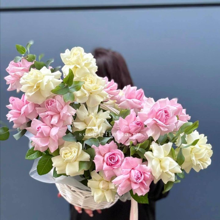 25 Французских роз в корзине в Новом Уренгое