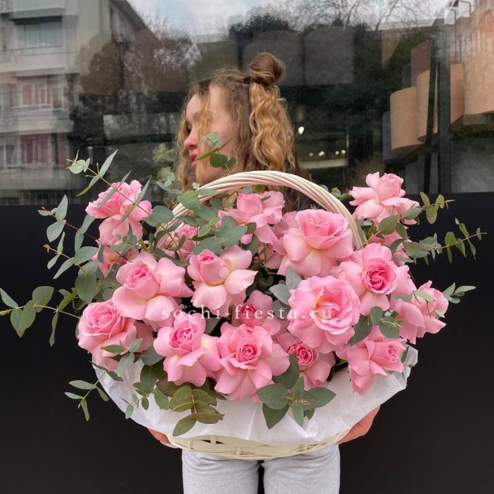 25 роз в цветочной корзине  в Новом Уренгое