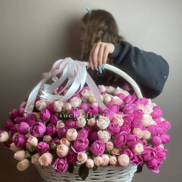 Премиум корзина пионовидных кустовых роз в Новом Уренгое