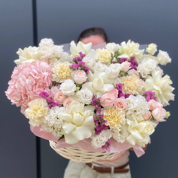 Корзина "Воздушная нежность" в Новом Уренгое