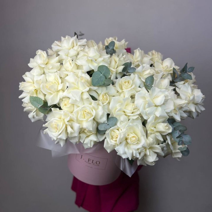 37 белых роз в боксе в Новом Уренгое