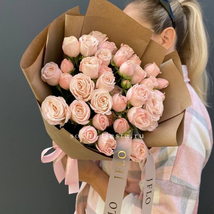 Кустовые розы Бомбастик в крафте в Новом Уренгое