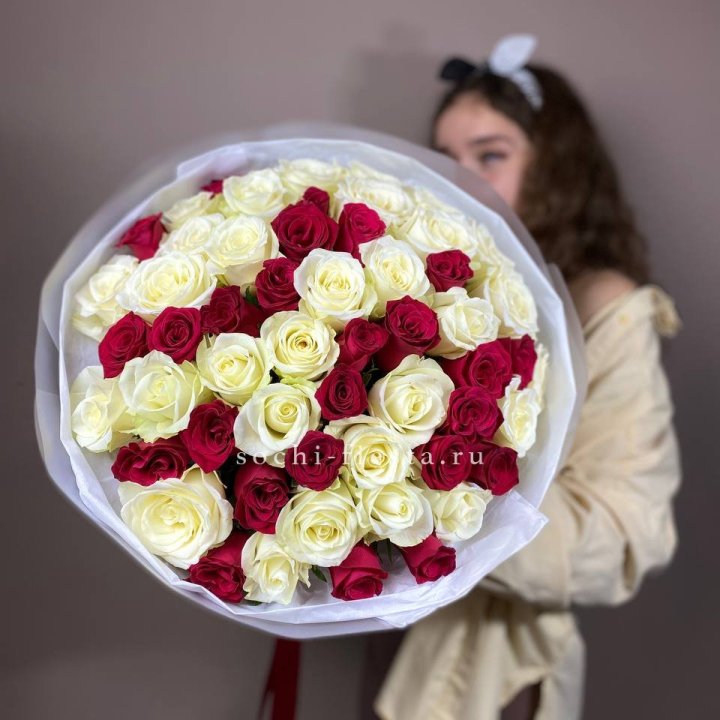 Микс из 55 роз в Новом Уренгое