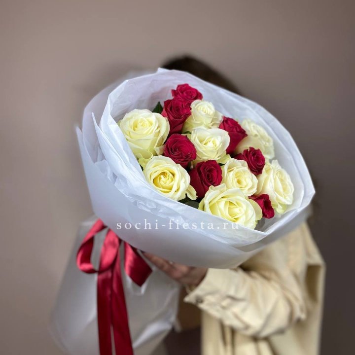 Букет из красных белых 15 роз в Новом Уренгое