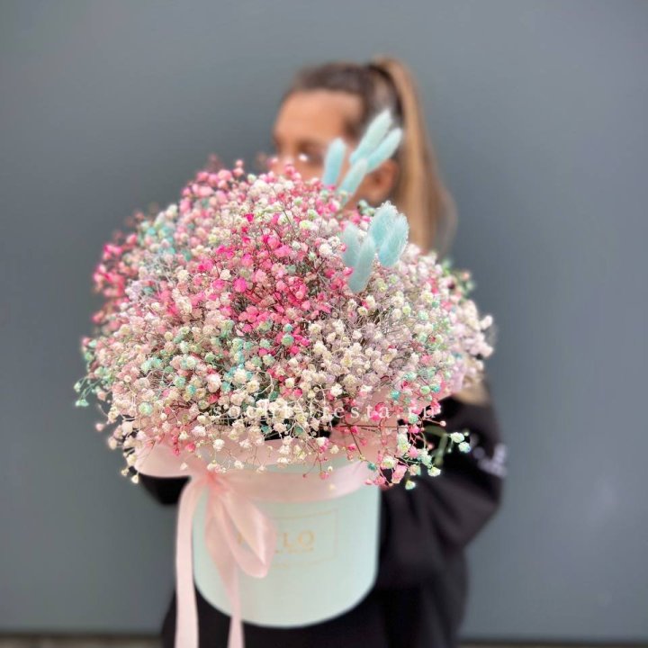 9 Радужных гипсофилы в шляпной коробке в Новом Уренгое