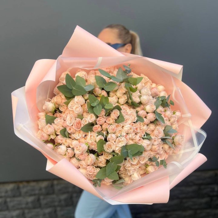 101 кустовая роза с эвкалиптом в Новом Уренгое