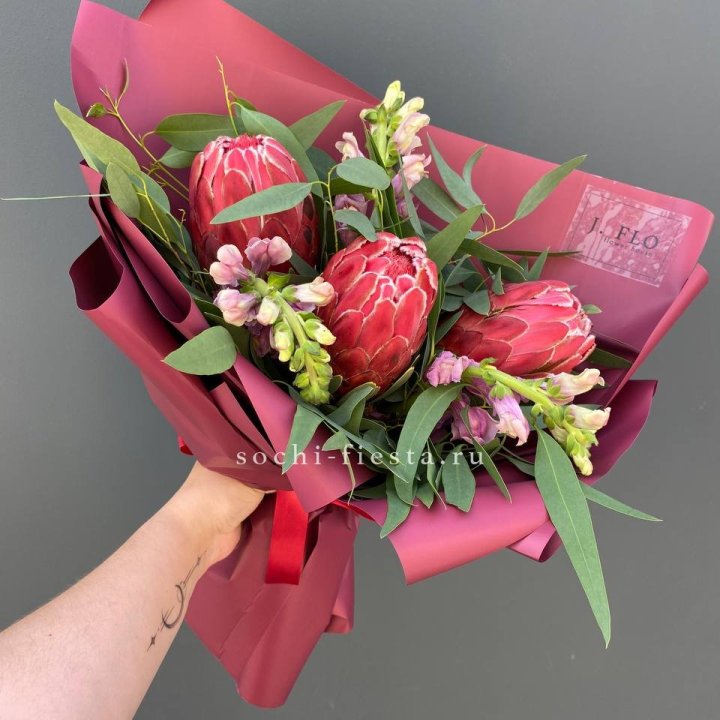 Букет из протеи "Квин" в Новом Уренгое