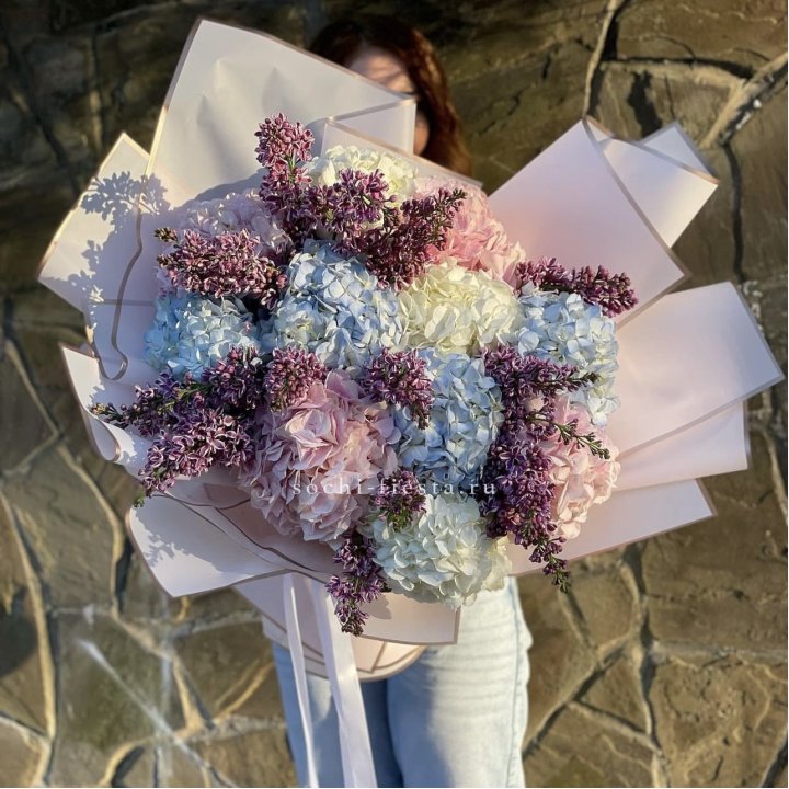 Букет гортензии с сиренью в Новом Уренгое