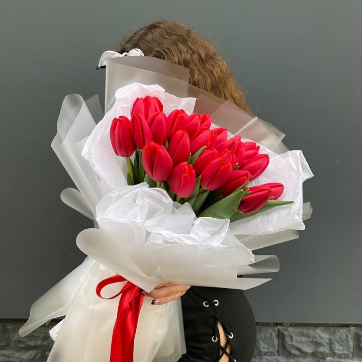  25 красных воздушных тюльпанов в Новом Уренгое